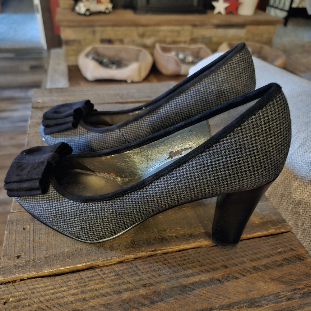 Women's Gray Tweed Pumps with Bow Accent